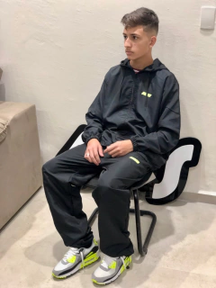 CONJUNTO CORTA-VENTO RUNNER LOGO FLORESCENTE na internet