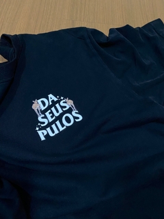 CAMISETA TUBULAR PREMIUM '' DA SEUS PULOS '' - EDIÇÃO ESPECIAL 6 ANOS - comprar online