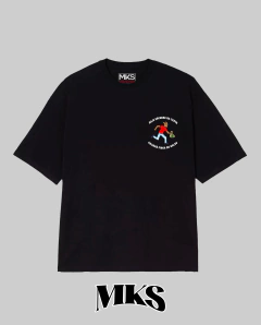 CAMISETA PREMIUM MKS CANGURU '' HOJE ESCORRE NA TESTA, AMANHA PINGA NO BOLSO '' - ESTAMPA FRENTE E COSTAS na internet