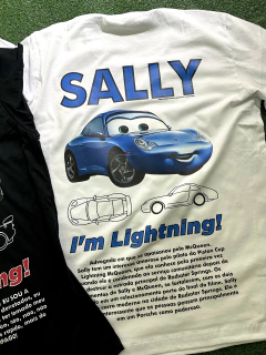 CAMISETA COMUM CARROS '' SALLY “ DESCRIPTIVE “ ESTAMPA FRENTE E COSTAS