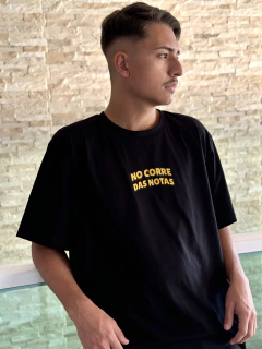 CAMISETA COMUM NO CORRE DAS NOTAS - ESTAMPA FRENTE E COSTAS