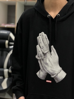 MOLETOM PRAY HAND na internet