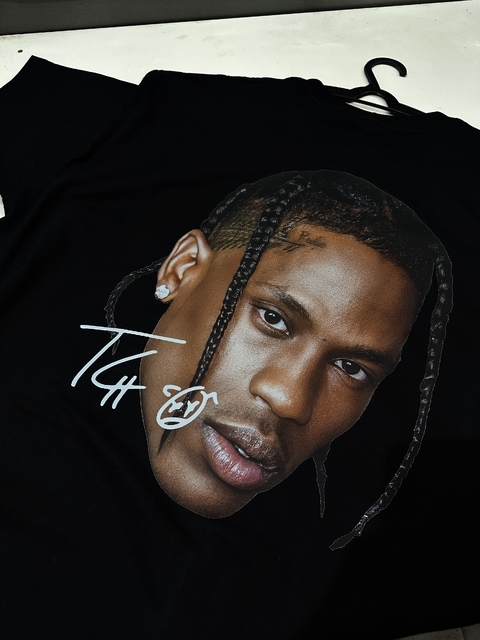 CAMISETA PREMIUM TRAVIS BIG FACE ESTAMPA FRENTE E COSTAS