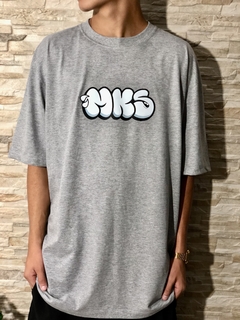 CAMISETA PREMIUM MKS GRAFITE BOMB E CAMINHÃO - FRENTE E COSTAS - MKS