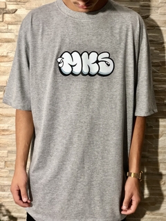 CAMISETA PREMIUM MKS GRAFITE BOMB E CAMINHÃO - FRENTE E COSTAS - loja online