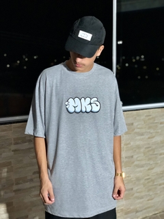 CAMISETA PREMIUM MKS GRAFITE BOMB E CAMINHÃO - FRENTE E COSTAS - comprar online