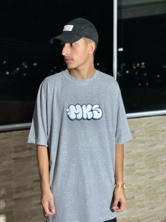 CAMISETA PREMIUM MKS GRAFITE BOMB E CAMINHÃO - FRENTE E COSTAS