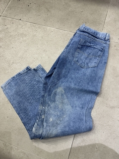 CALÇA JEANS DESTROYED TAMANHO 44 COM DETALHE (MANCHA NA LAVAGEM DO JEANS) - comprar online