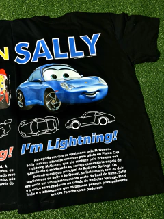 CONJUNTO CAMISETA DE CASAL CARROS '' MCQUEEN E SALLY DESCRIPTIVE “ ESTAMPA FRENTE E COSTAS