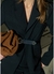 CONJUNTO DE CALÇA E BLAZER COM CINTO na internet
