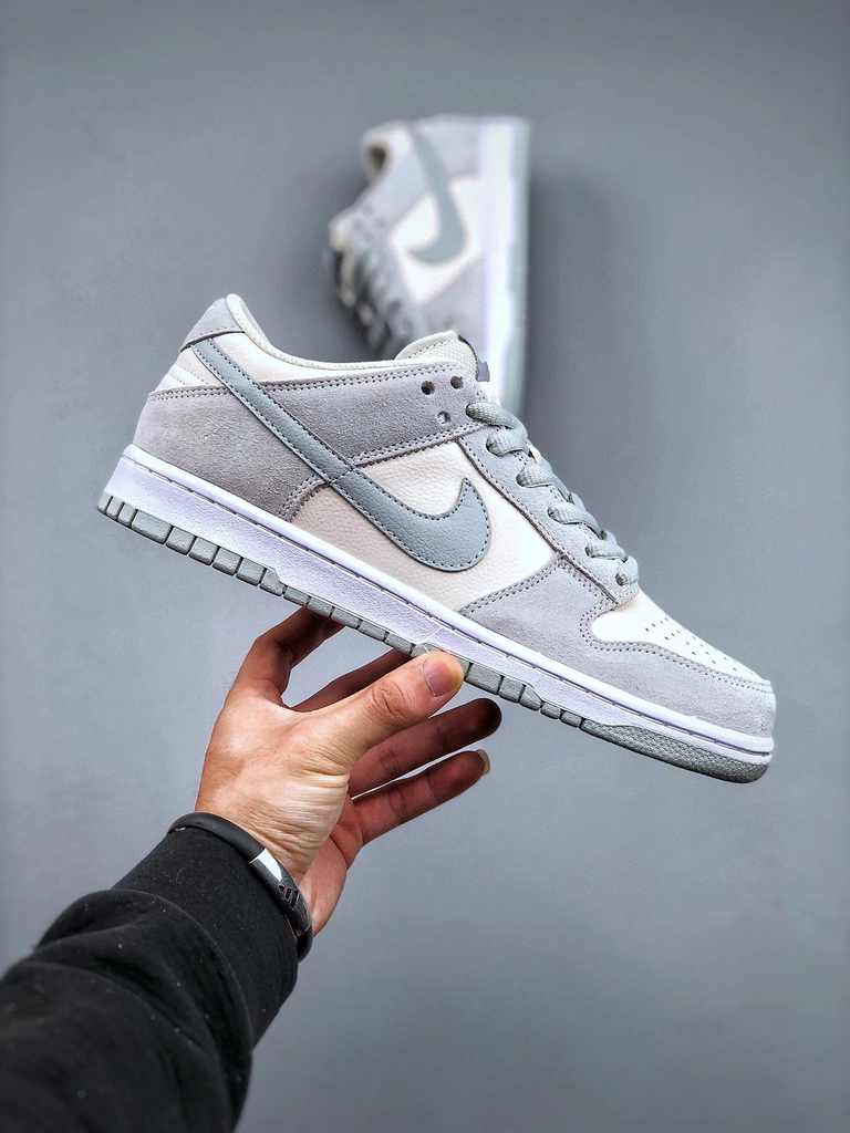 Tênis Nike SB Dunk Low - Branco/Cinza