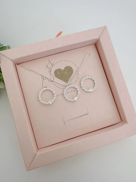 Conjunto Círculo Vazado Trançado Detalhado - Banhado a Prata