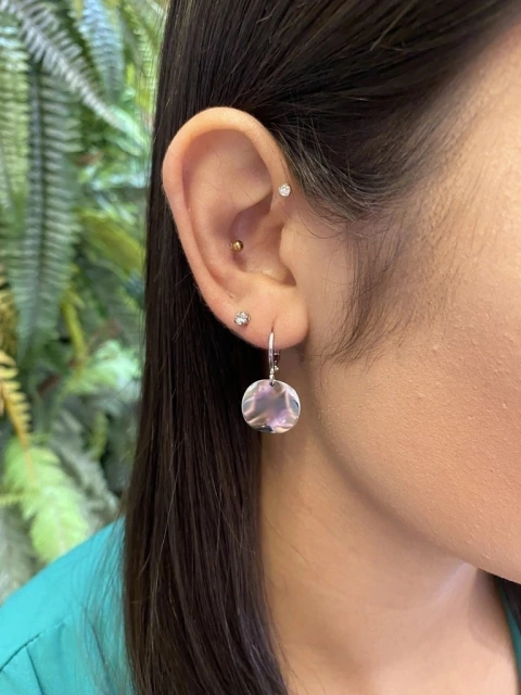 Brinco Argolinha Pingente Círculo Achatado - Banhado a Ródio Branco