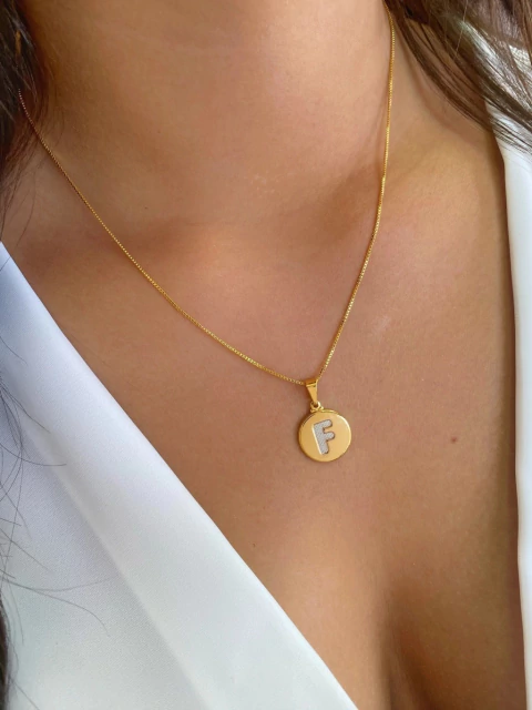 Colar Medalhinha Letra F Detalhada - Banhado a Ouro
