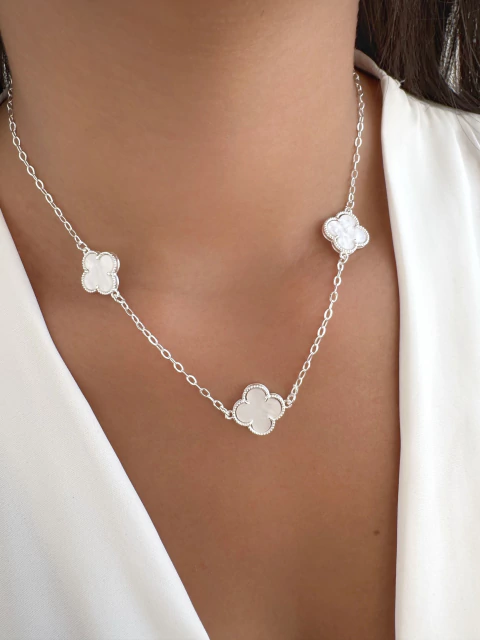 Choker 3 Trevos Brancos Banhado a Prata