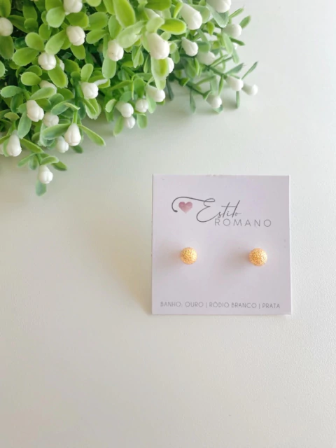 Brinco Bola Detalhada 6mm - Banhado a Ouro