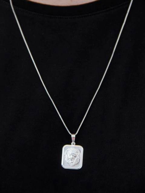 Corrente Veneziana 1mm - 70cm com Pingente Plaquinha Leão 2.2x1.7cm - Banhado a Prata