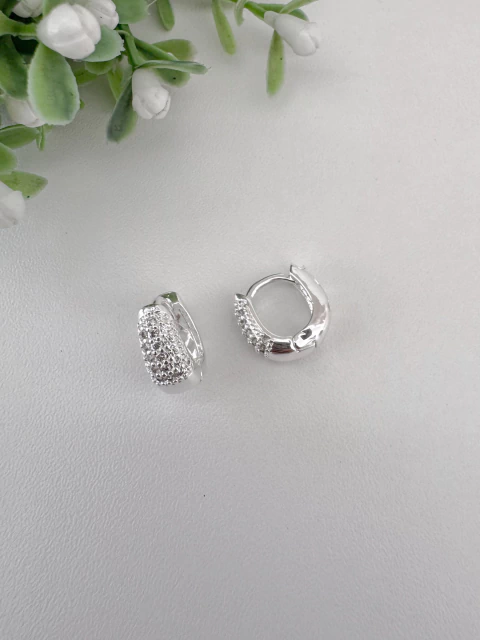 Brinco Argolinha Oval Cravejada 13mm - Banhado a Prata