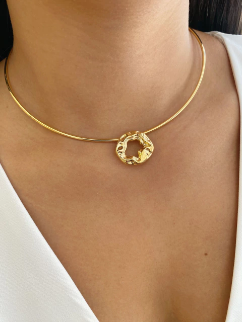 Gargantilha Rígida com Pingente Circular - Banhado a Ouro