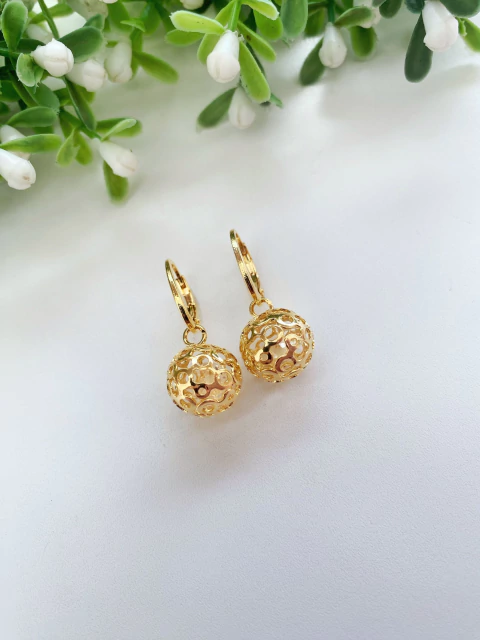 Brinco Argolinha com Bolinha Vazada Pendente - Banhado a Ouro