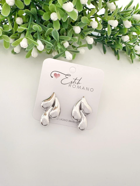 Brinco Gota Tripla Curvada - Banhado a Ródio Branco