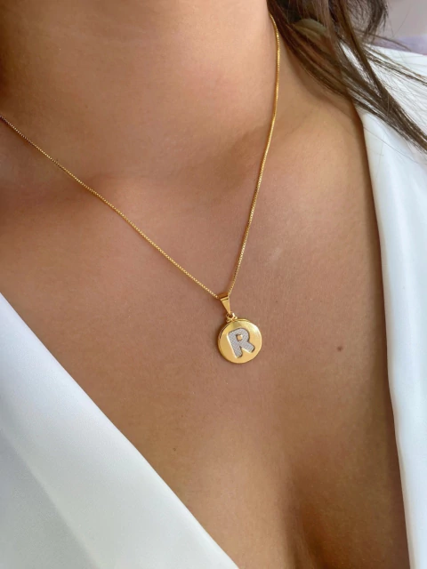 Colar Medalhinha Letra R Detalhada - Banhado a Ouro