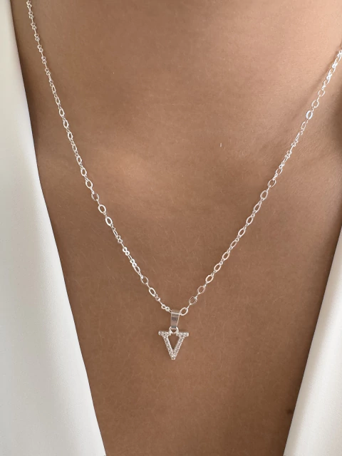 Colar Inicial Letra V - Banhado a Prata