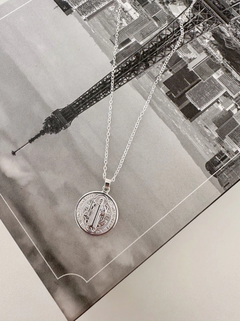 Colar Medalhinha São Bento 20mm - Banhado a Prata