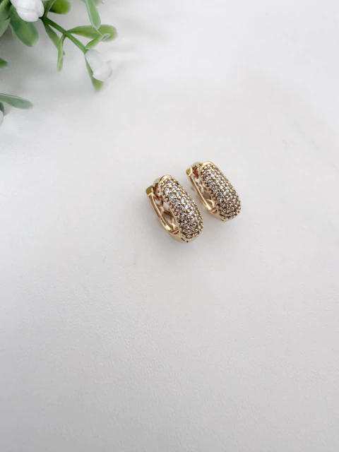 Brinco Argolinha Oval Cravejada 15mm - Banhado a Ouro