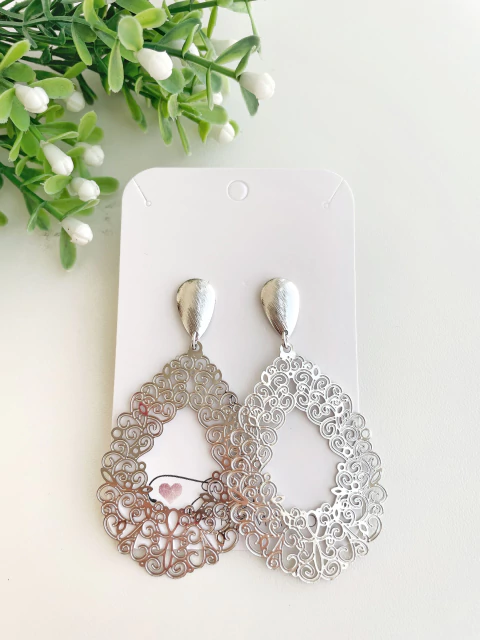 Brinco Gota Desenhada Pendente - Banhado a Ródio Branco