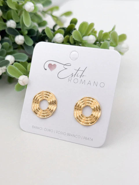 Brinco Círculo Ondulado Vazado 14mm - Banhado a Ouro