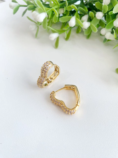 Brinco Argolinha Coração Cravejado 18mm - Banhado a Ouro