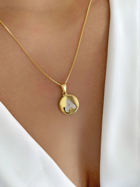 Colar Medalhinha Letra A Detalhada - Banhado a Ouro