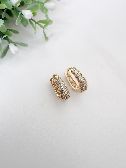 Brinco Argolinha Oval Cravejada 18mm - Banhado a Ouro