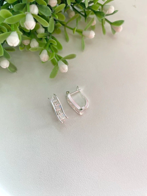 Brinco Argolinha Com 3 Zircônias Quadradas - Banhado a Prata