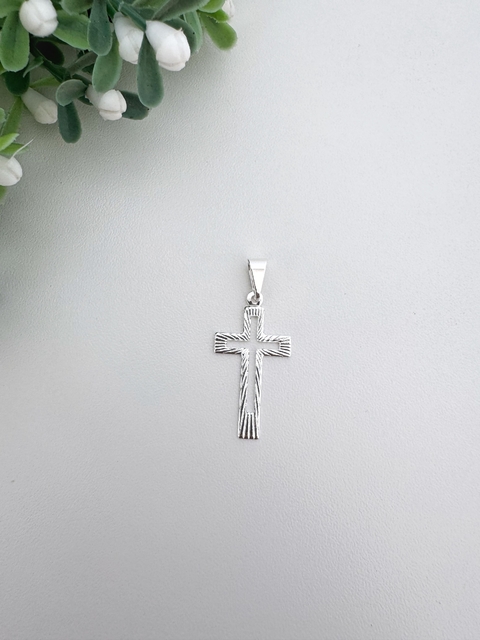 Pingente Cruz Detalhada Vazada 2.8x1.5cm - Banhado a Prata