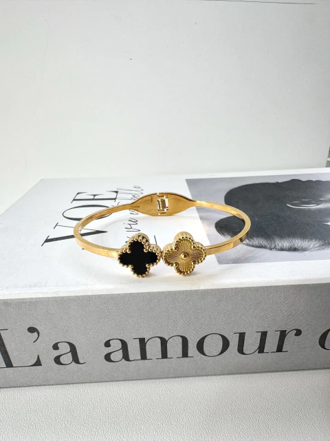 Bracelete Trevo Duplo Dourado e Preto em Aço Banhado a Ouro