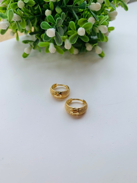 Brinco Argolinha Detalhada - 14mm - Banhado a Ouro 22k