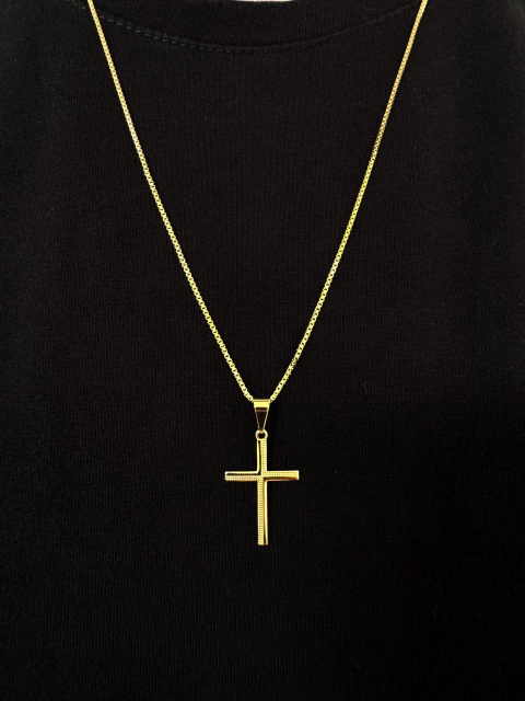 Corrente Veneziana 1mm - 60cm com Pingente Cruz Detalhada 2.5x1.6cm - Banhado a Ouro