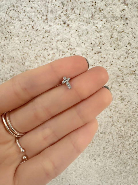 Piercing Reto Cruz Cravejada em Aço