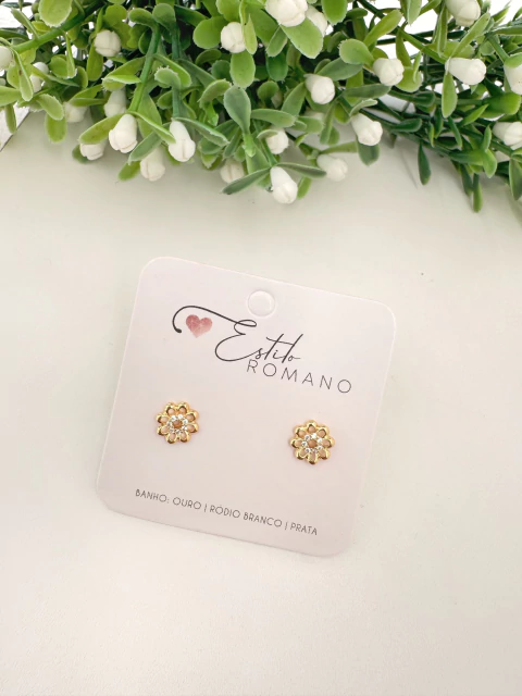 Brinco Flor Vazada com Zircônias 7mm - Banhado a Ouro