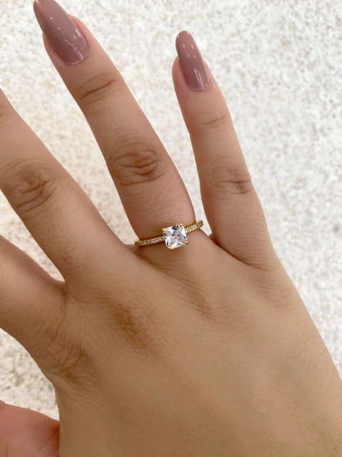 Anel Solitário Pedra Quadrada Cristal com Microzircônias - Banhado a Ouro