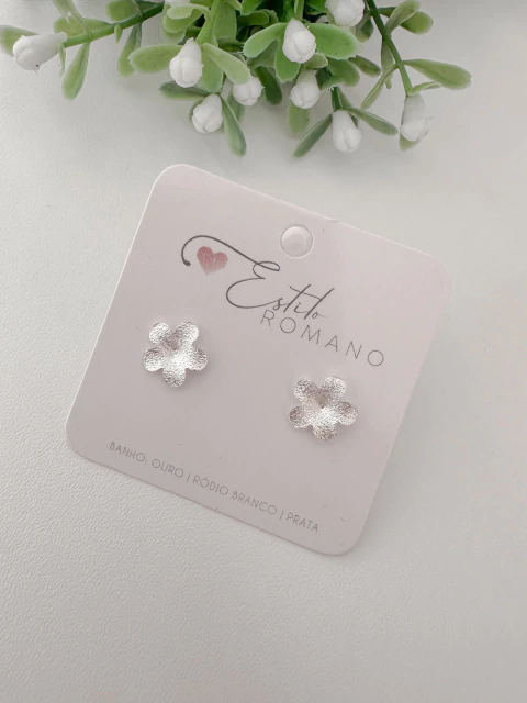 Brinco Flor Detalhada 10mm - Banhado a Prata