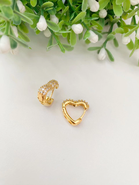 Brinco Argolinha Coração Cravejado 15mm - Banhado a Ouro