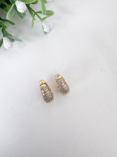 Brinco Argolinha Oval Cravejada 13mm - Banhado a Ouro