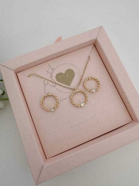 Conjunto Círculo Vazado Trançado Detalhado - Banhado a Ouro