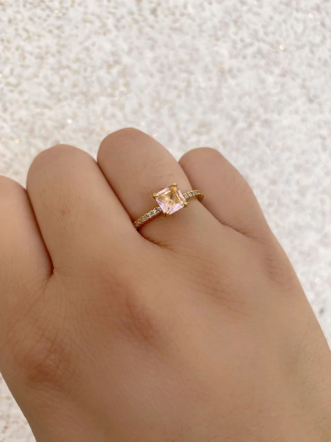 Anel Solitário Pedra Quadrada Rosa com Microzircônias - Banhado a Ouro