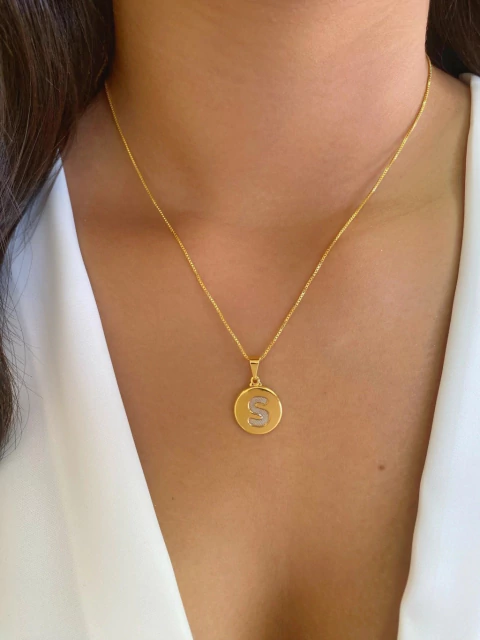Colar Medalhinha Letra S Detalhada - Banhado a Ouro