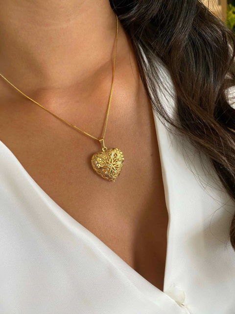 Colar Relicário Coração Detalhado Grande - Banhado a Ouro