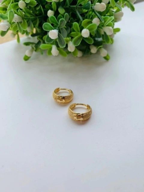 Brinco Argolinha Detalhada - 14mm - Banhado a Ouro 22k